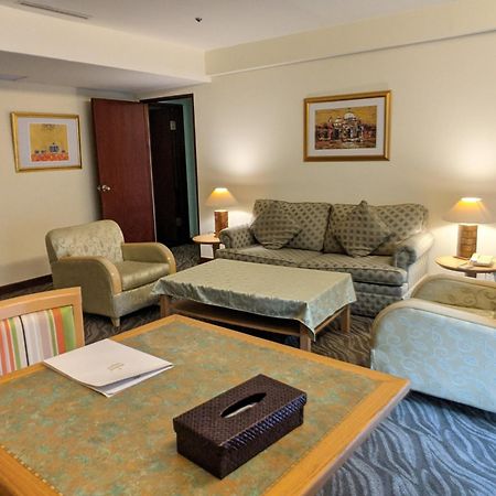 Howard Beach Resort קנטינג מראה חיצוני תמונה A living room in a suite at the hotel