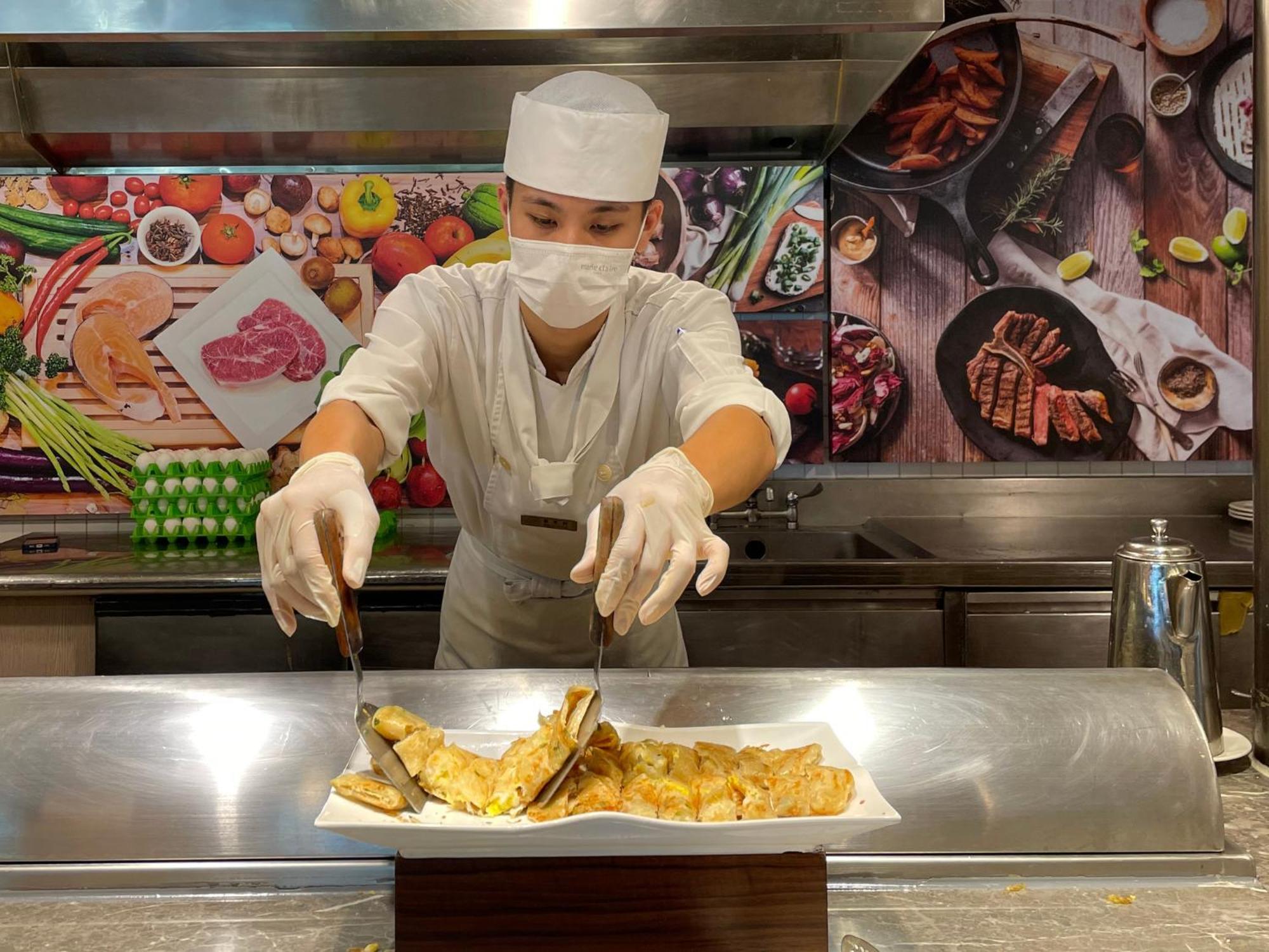 Howard Beach Resort קנטינג מראה חיצוני תמונה A cook wearing a hair net and a face mask