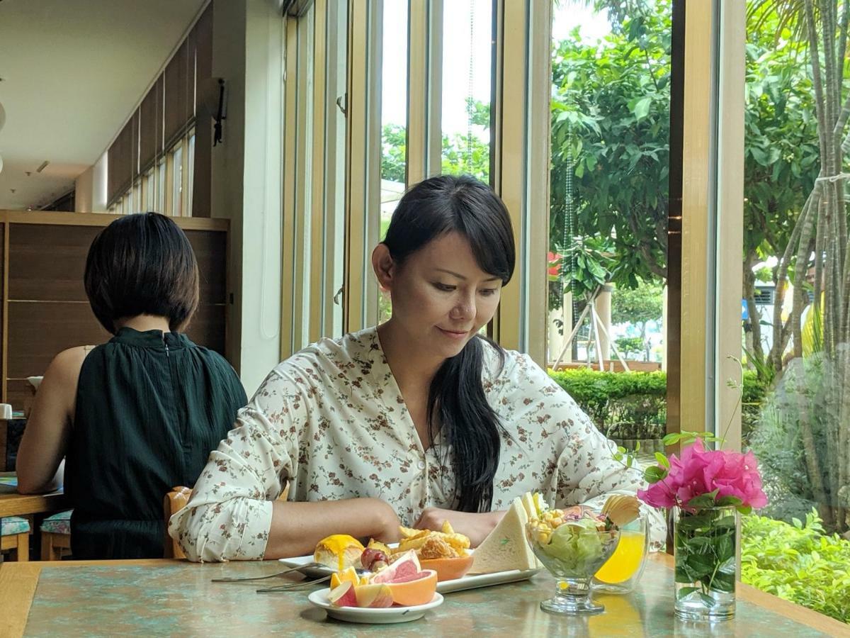 Howard Beach Resort קנטינג מראה חיצוני תמונה A woman eating a meal