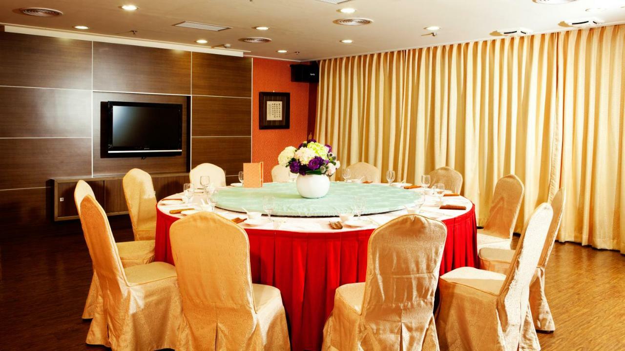 Howard Beach Resort קנטינג מראה חיצוני תמונה A round table with a red tablecloth