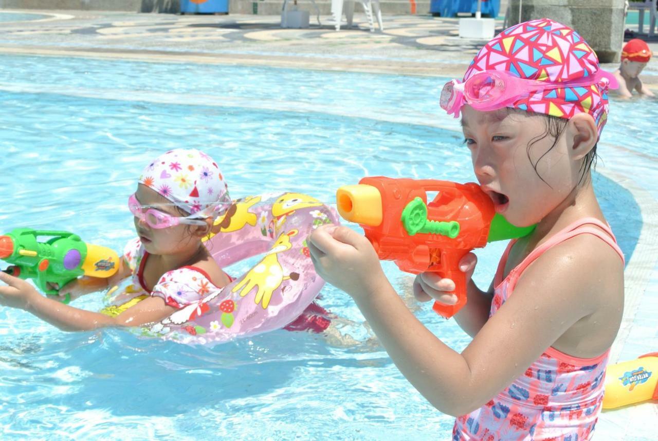 Howard Beach Resort קנטינג מראה חיצוני תמונה Children playing with water guns